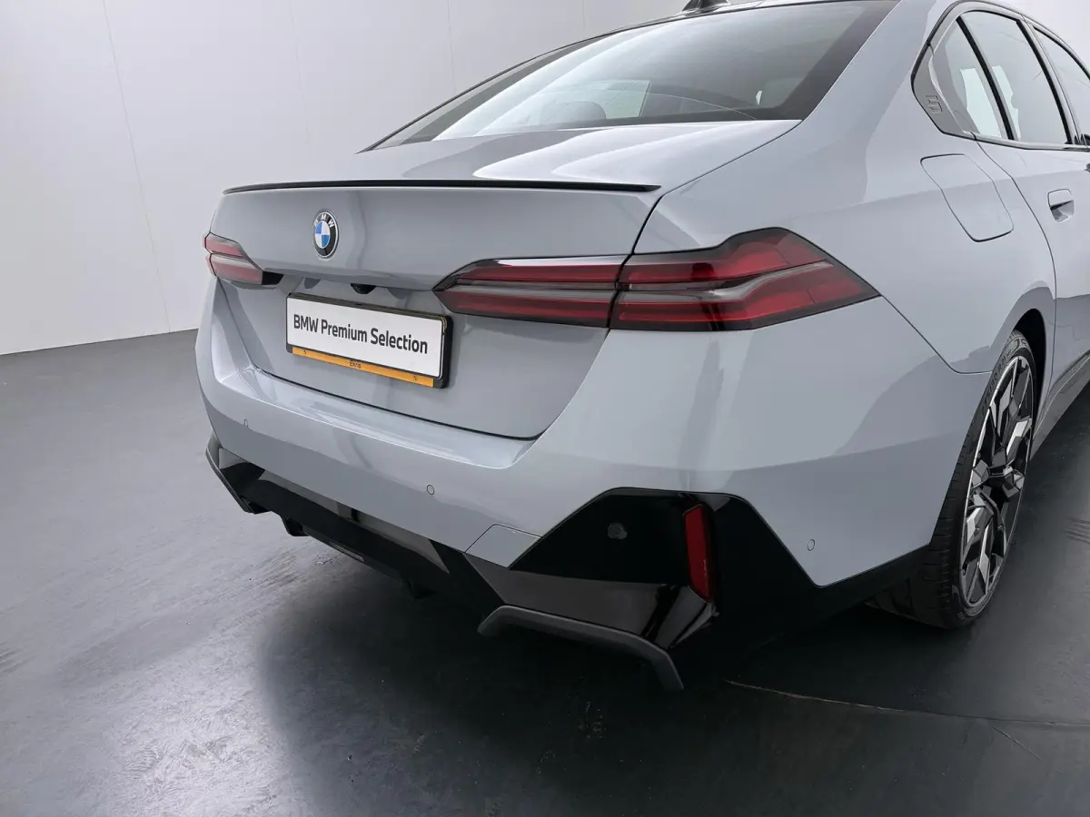 520i M Sport Pro | Glazen Panoramadak | Trekhaak Elektrisch | Stuur- en Stoelverwarming voor en achter | Harman Kardon | Driving Assistant Professional | Head-Up Display |