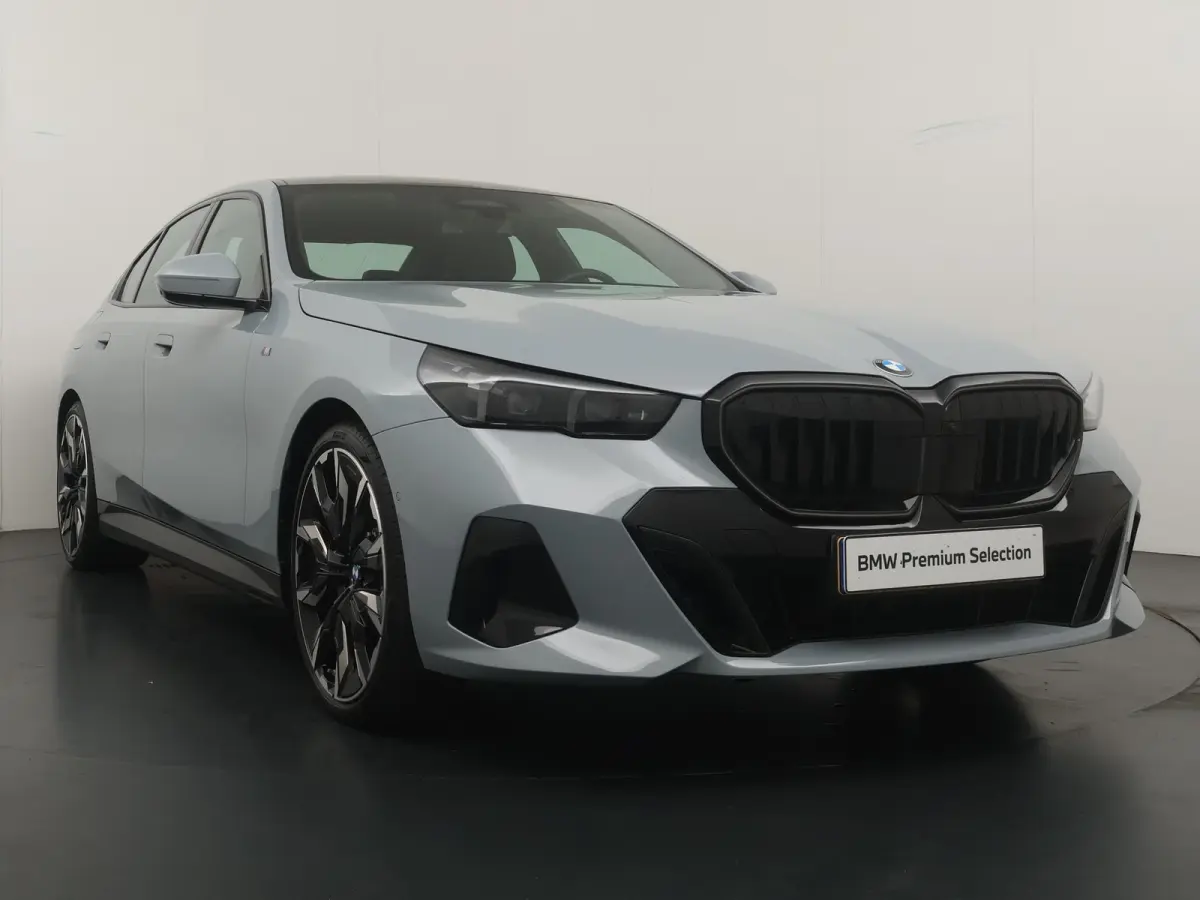 520i M Sport Pro | Glazen Panoramadak | Trekhaak Elektrisch | Stuur- en Stoelverwarming voor en achter | Harman Kardon | Driving Assistant Professional | Head-Up Display |