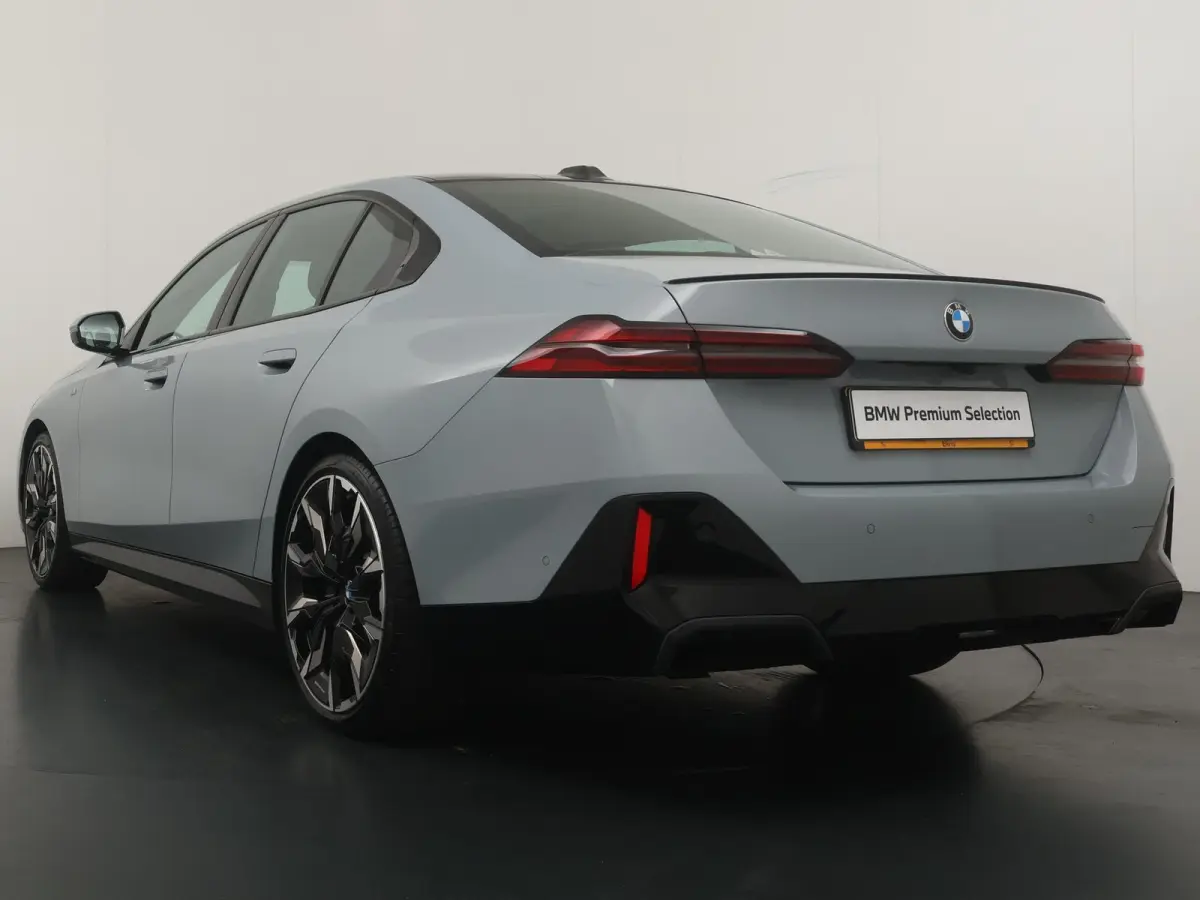 520i M Sport Pro | Glazen Panoramadak | Trekhaak Elektrisch | Stuur- en Stoelverwarming voor en achter | Harman Kardon | Driving Assistant Professional | Head-Up Display |