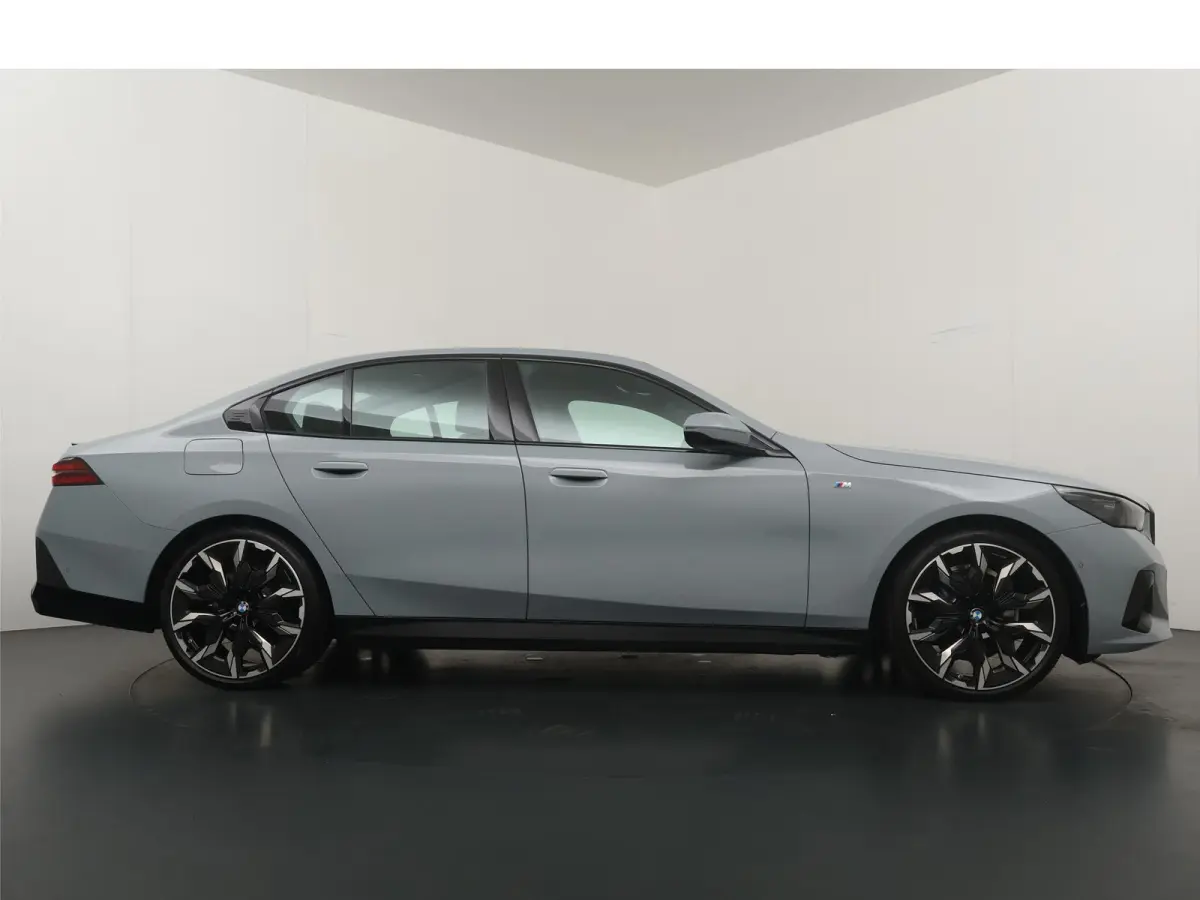 520i M Sport Pro | Glazen Panoramadak | Trekhaak Elektrisch | Stuur- en Stoelverwarming voor en achter | Harman Kardon | Driving Assistant Professional | Head-Up Display |