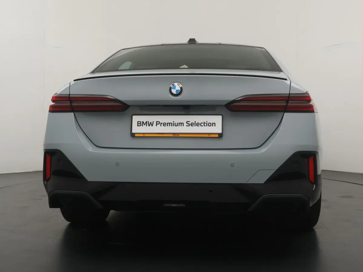 520i M Sport Pro | Glazen Panoramadak | Trekhaak Elektrisch | Stuur- en Stoelverwarming voor en achter | Harman Kardon | Driving Assistant Professional | Head-Up Display |
