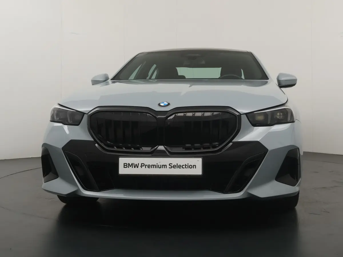 520i M Sport Pro | Glazen Panoramadak | Trekhaak Elektrisch | Stuur- en Stoelverwarming voor en achter | Harman Kardon | Driving Assistant Professional | Head-Up Display |