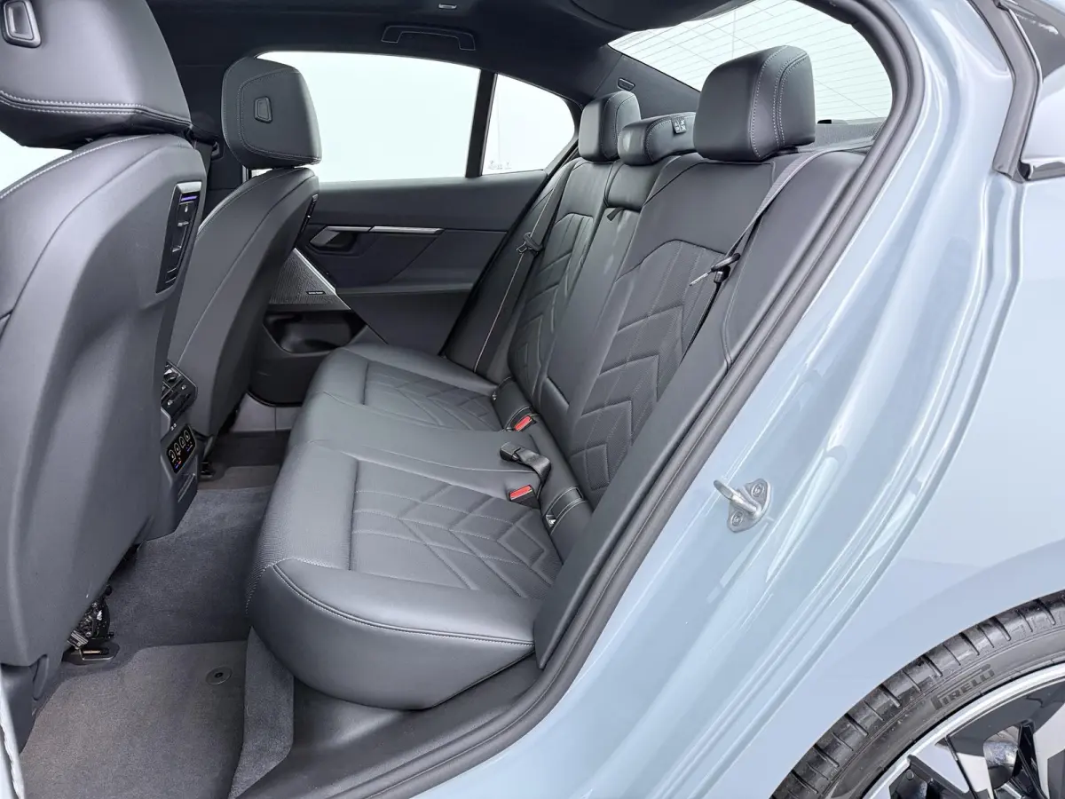 520i M Sport Pro | Glazen Panoramadak | Trekhaak Elektrisch | Stuur- en Stoelverwarming voor en achter | Harman Kardon | Driving Assistant Professional | Head-Up Display |