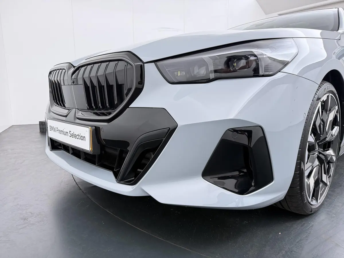 520i M Sport Pro | Glazen Panoramadak | Trekhaak Elektrisch | Stuur- en Stoelverwarming voor en achter | Harman Kardon | Driving Assistant Professional | Head-Up Display |