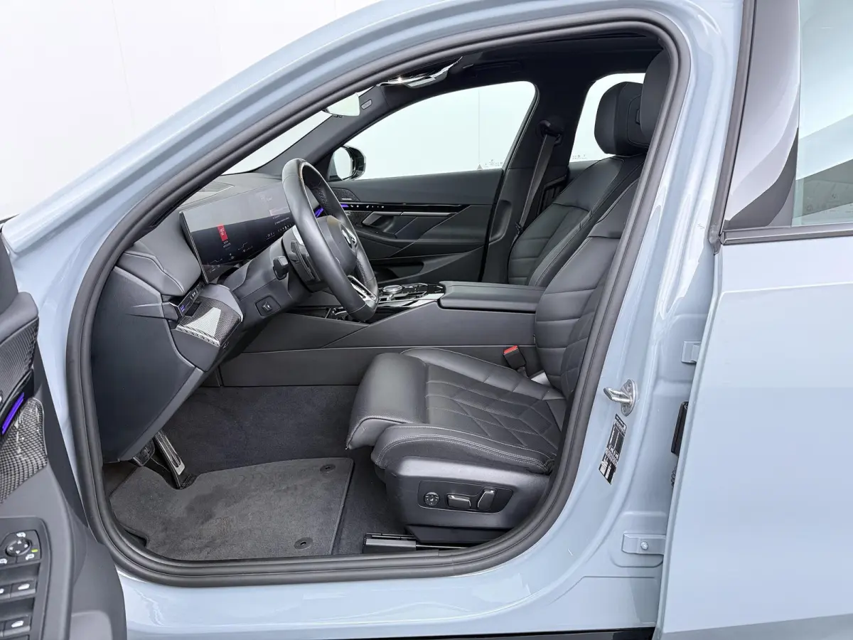 520i M Sport Pro | Glazen Panoramadak | Trekhaak Elektrisch | Stuur- en Stoelverwarming voor en achter | Harman Kardon | Driving Assistant Professional | Head-Up Display |