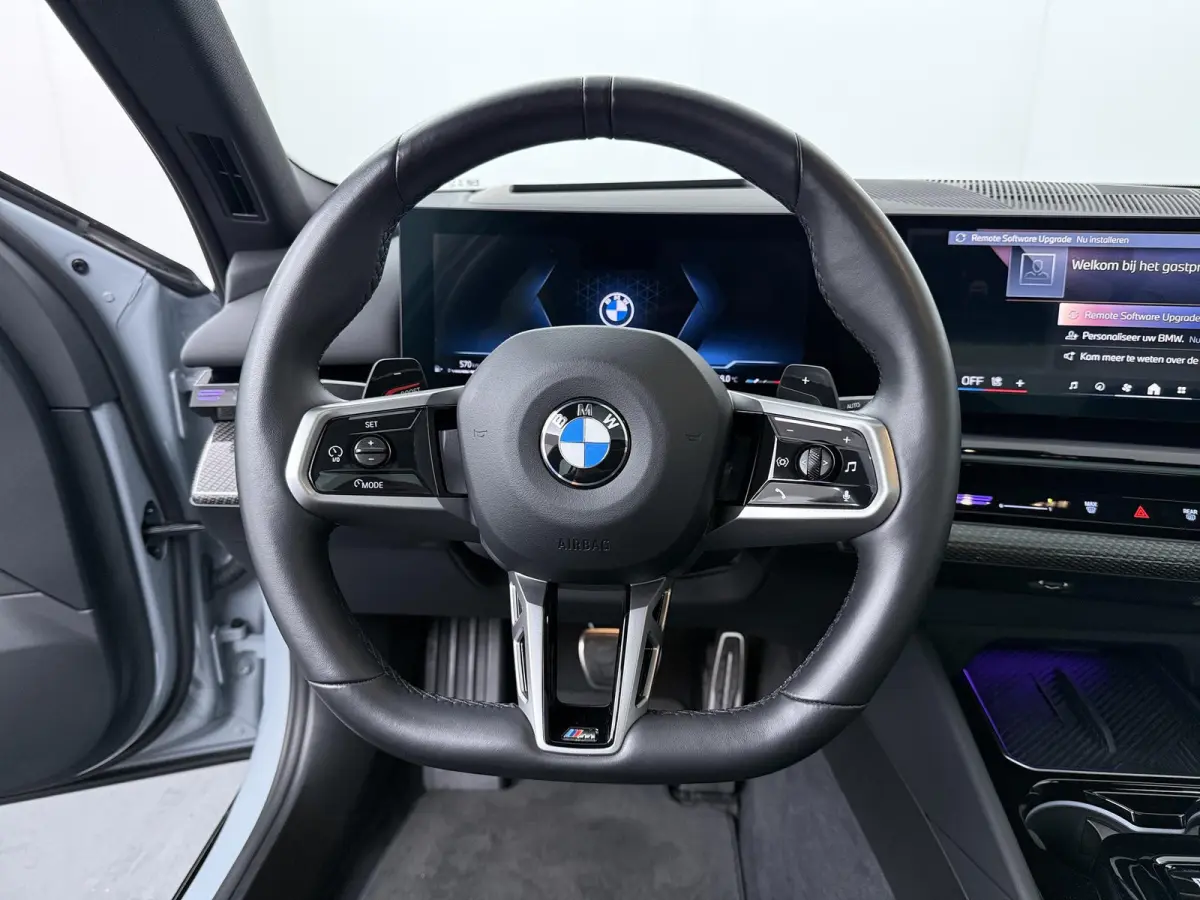 520i M Sport Pro | Glazen Panoramadak | Trekhaak Elektrisch | Stuur- en Stoelverwarming voor en achter | Harman Kardon | Driving Assistant Professional | Head-Up Display |