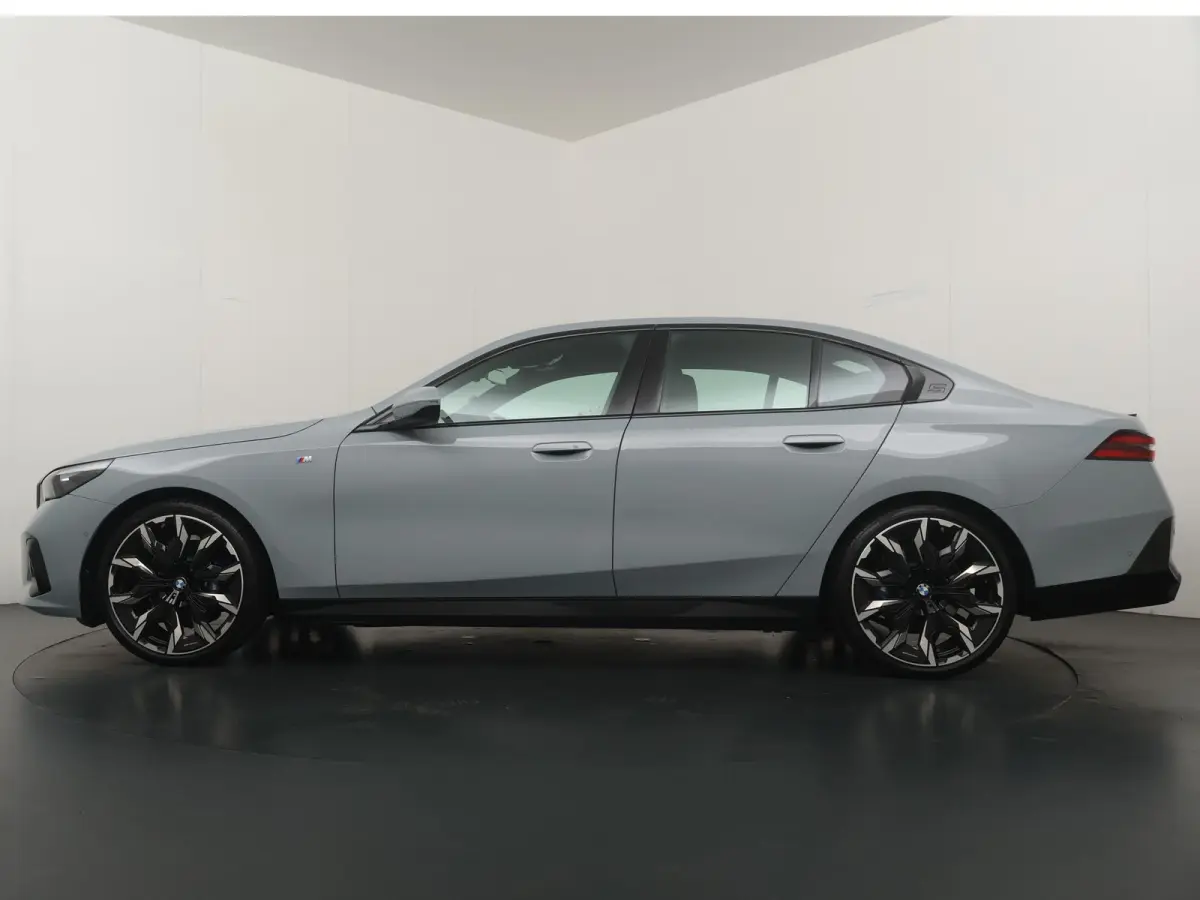 520i M Sport Pro | Glazen Panoramadak | Trekhaak Elektrisch | Stuur- en Stoelverwarming voor en achter | Harman Kardon | Driving Assistant Professional | Head-Up Display |