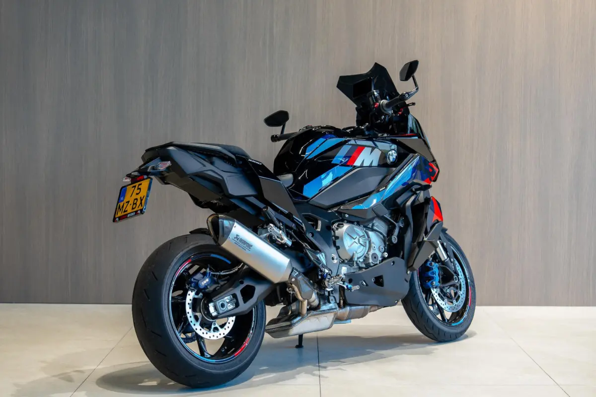 M Competition Carbon Akrapovic M GPS Laptimer (2025)