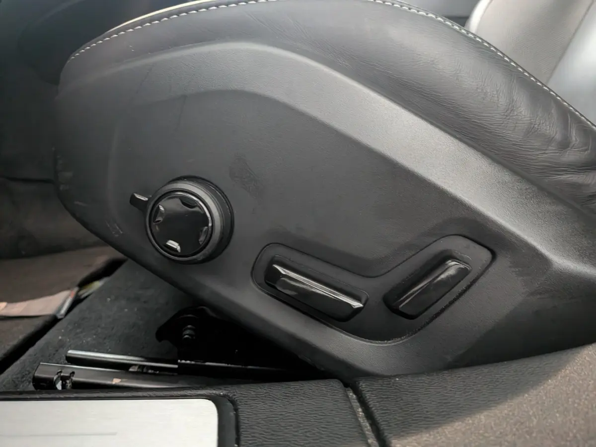 2.0 T8 Plug-in hybrid AWD Ultimate Dark | 360 Camera | 19' | HUD | Panoramadak | Stuur+Stoel(en)verwarming |