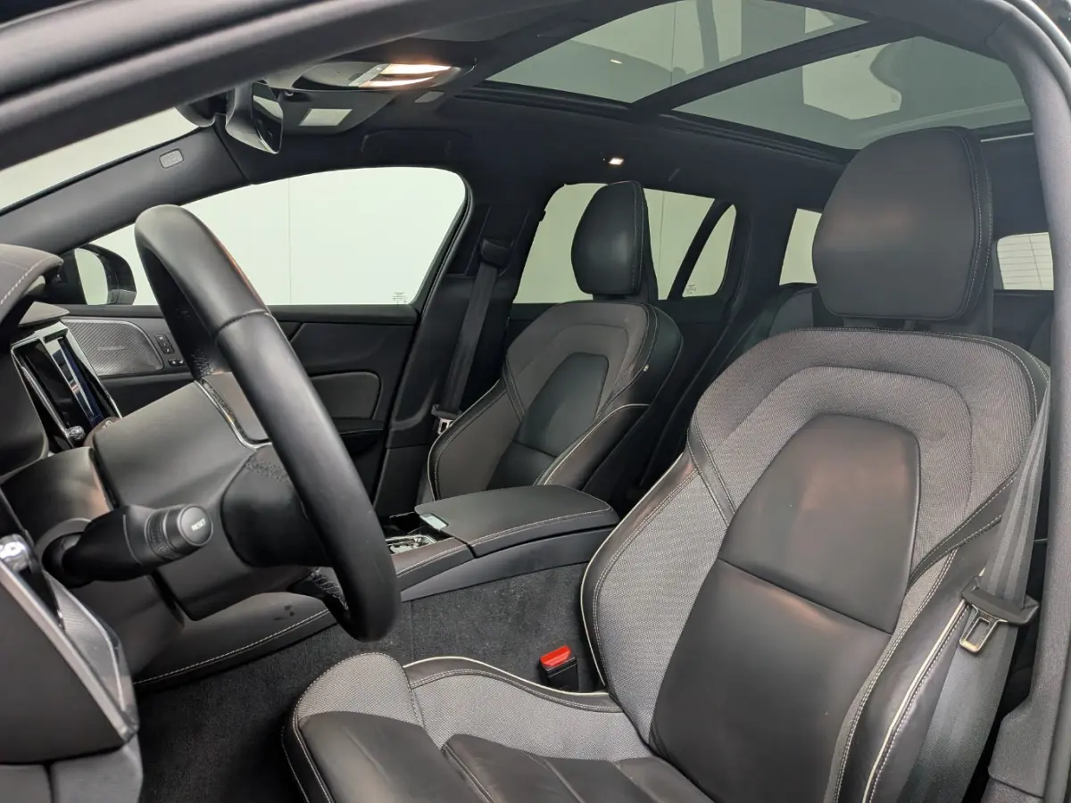 2.0 T8 Plug-in hybrid AWD Ultimate Dark | 360 Camera | 19' | HUD | Panoramadak | Stuur+Stoel(en)verwarming |