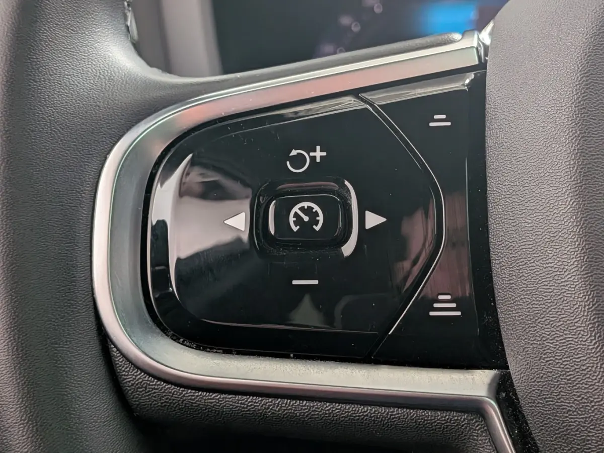 2.0 T8 Plug-in hybrid AWD Ultimate Dark | 360 Camera | 19' | HUD | Panoramadak | Stuur+Stoel(en)verwarming |