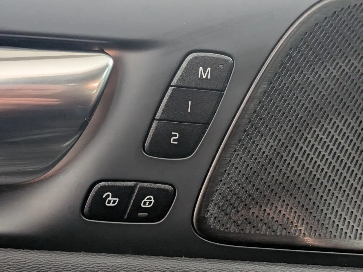 2.0 T8 Plug-in hybrid AWD Ultimate Dark | 360 Camera | 19' | HUD | Panoramadak | Stuur+Stoel(en)verwarming |