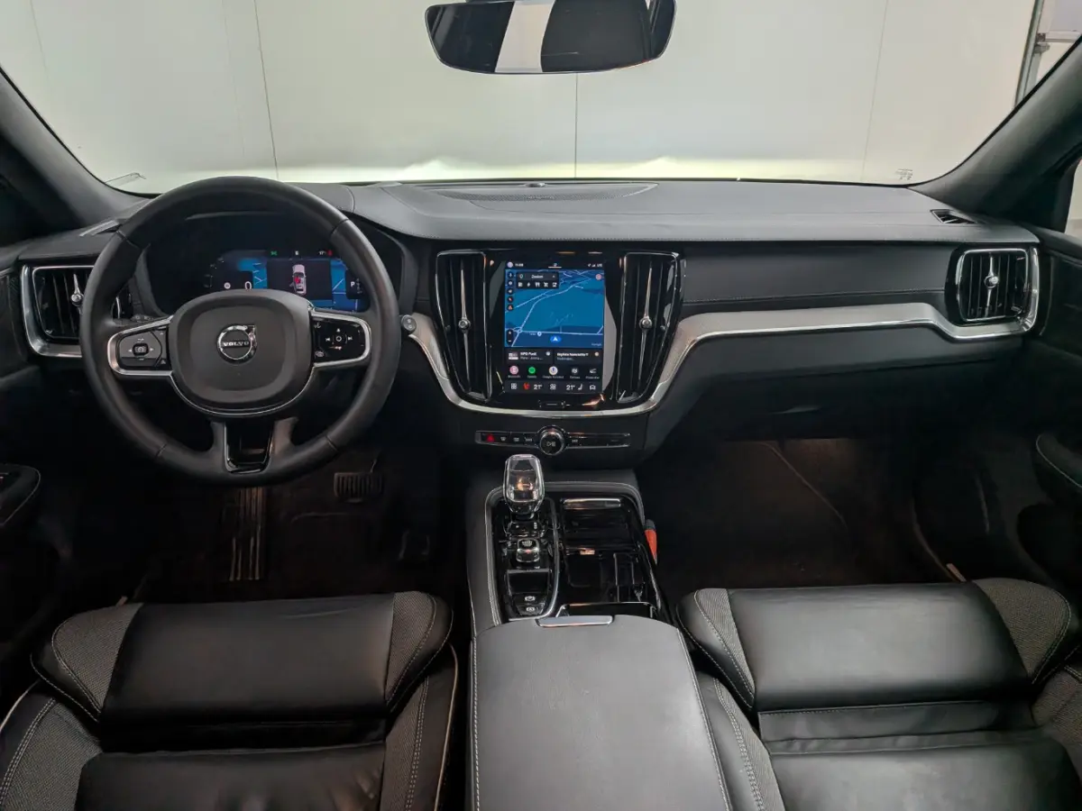 2.0 T8 Plug-in hybrid AWD Ultimate Dark | 360 Camera | 19' | HUD | Panoramadak | Stuur+Stoel(en)verwarming |