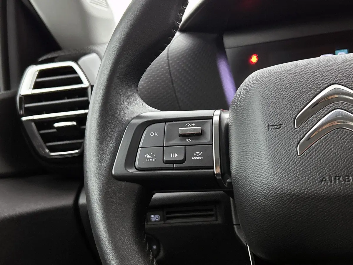 Feel Edition 50 kWh | ACCU 92% | Automaat | Head-up display | Camera | Navigatie | Parkeersensoren | Climate control | Cruise control | Lane assist |