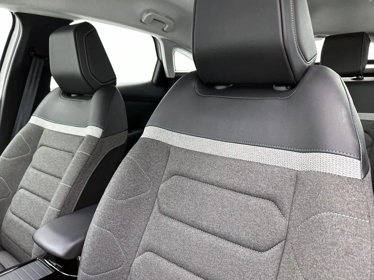 Feel Edition 50 kWh | ACCU 92% | Automaat | Head-up display | Camera | Navigatie | Parkeersensoren | Climate control | Cruise control | Lane assist |