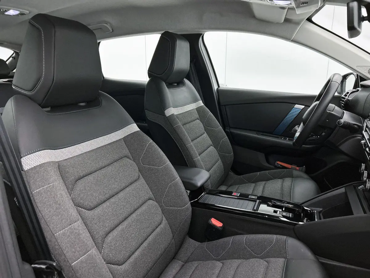 Feel Edition 50 kWh | ACCU 92% | Automaat | Head-up display | Camera | Navigatie | Parkeersensoren | Climate control | Cruise control | Lane assist |