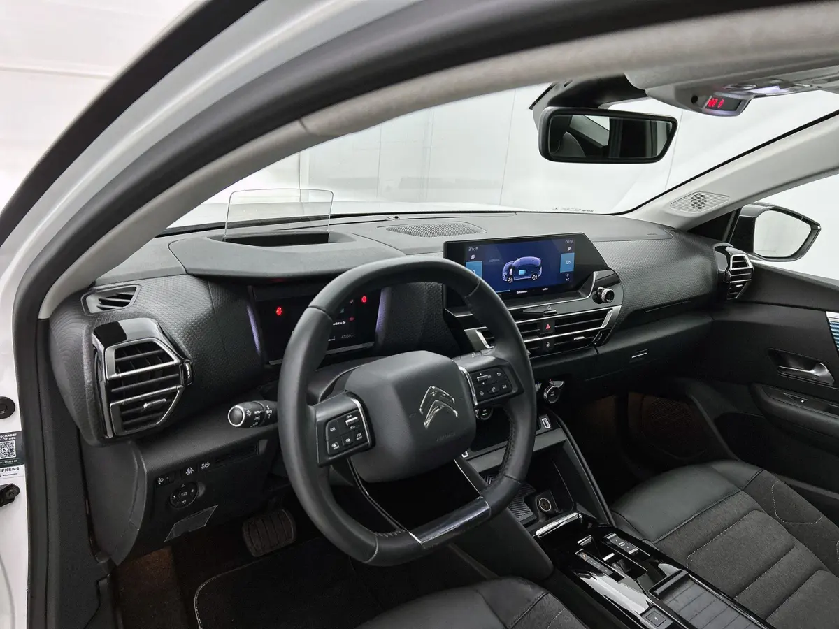 Feel Edition 50 kWh | ACCU 92% | Automaat | Head-up display | Camera | Navigatie | Parkeersensoren | Climate control | Cruise control | Lane assist |