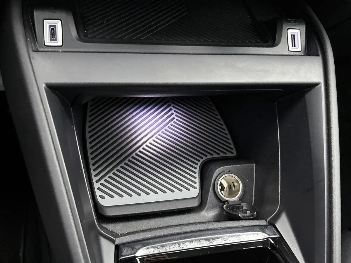 Feel Edition 50 kWh | ACCU 92% | Automaat | Head-up display | Camera | Navigatie | Parkeersensoren | Climate control | Cruise control | Lane assist |