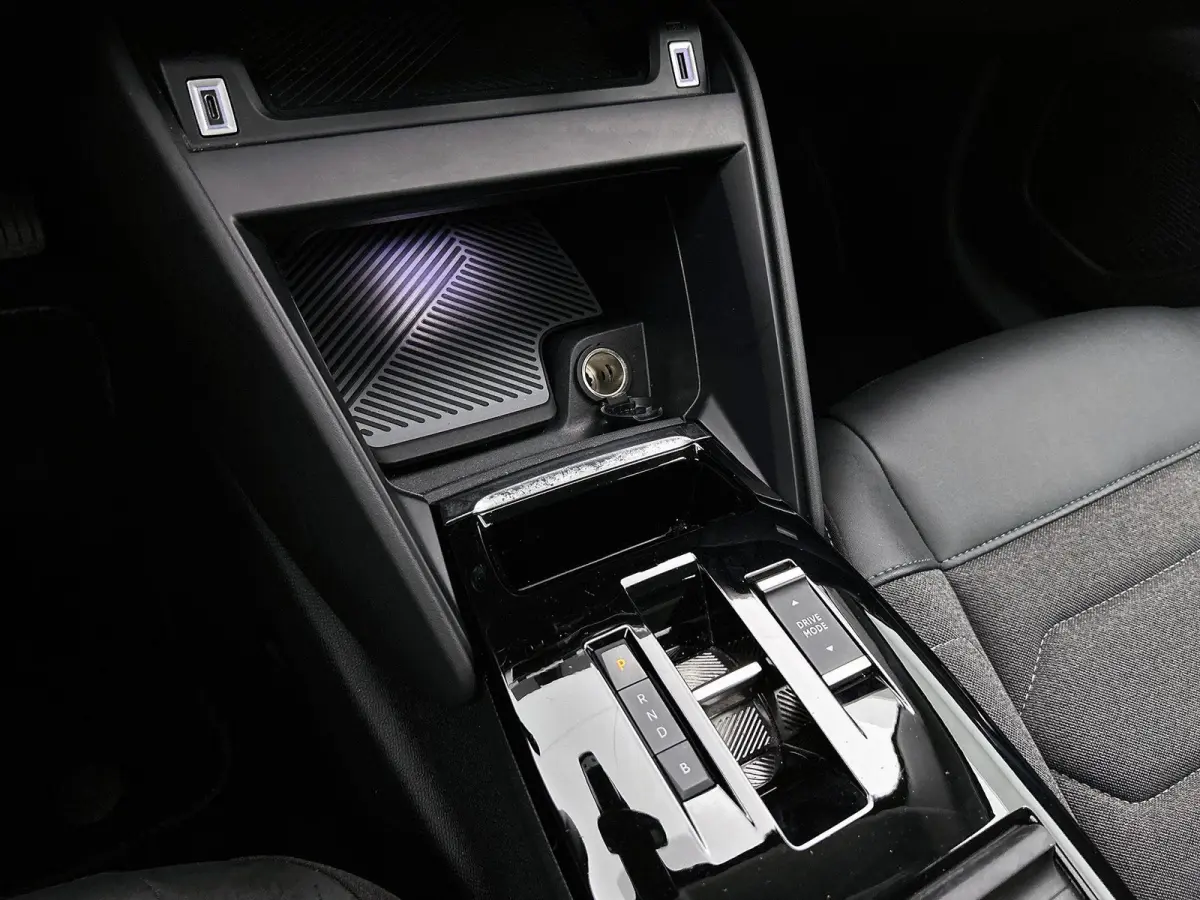 Feel Edition 50 kWh | ACCU 92% | Automaat | Head-up display | Camera | Navigatie | Parkeersensoren | Climate control | Cruise control | Lane assist |