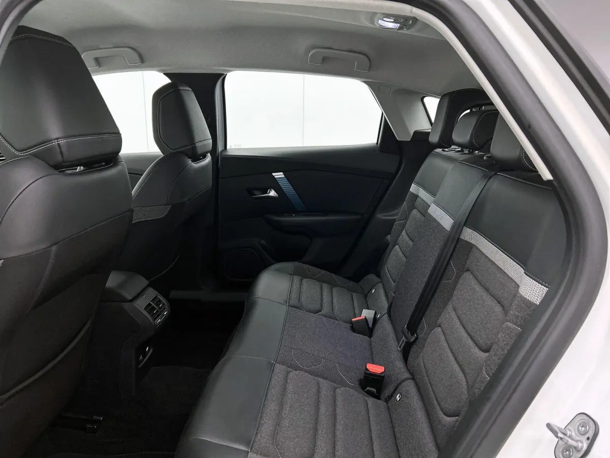 Feel Edition 50 kWh | ACCU 92% | Automaat | Head-up display | Camera | Navigatie | Parkeersensoren | Climate control | Cruise control | Lane assist |