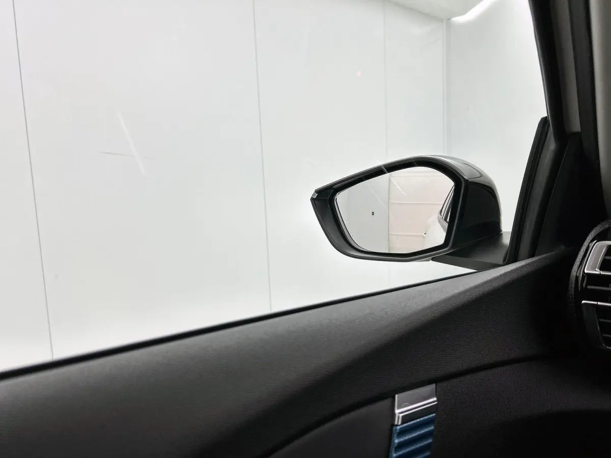 Feel Edition 50 kWh | ACCU 92% | Automaat | Head-up display | Camera | Navigatie | Parkeersensoren | Climate control | Cruise control | Lane assist |