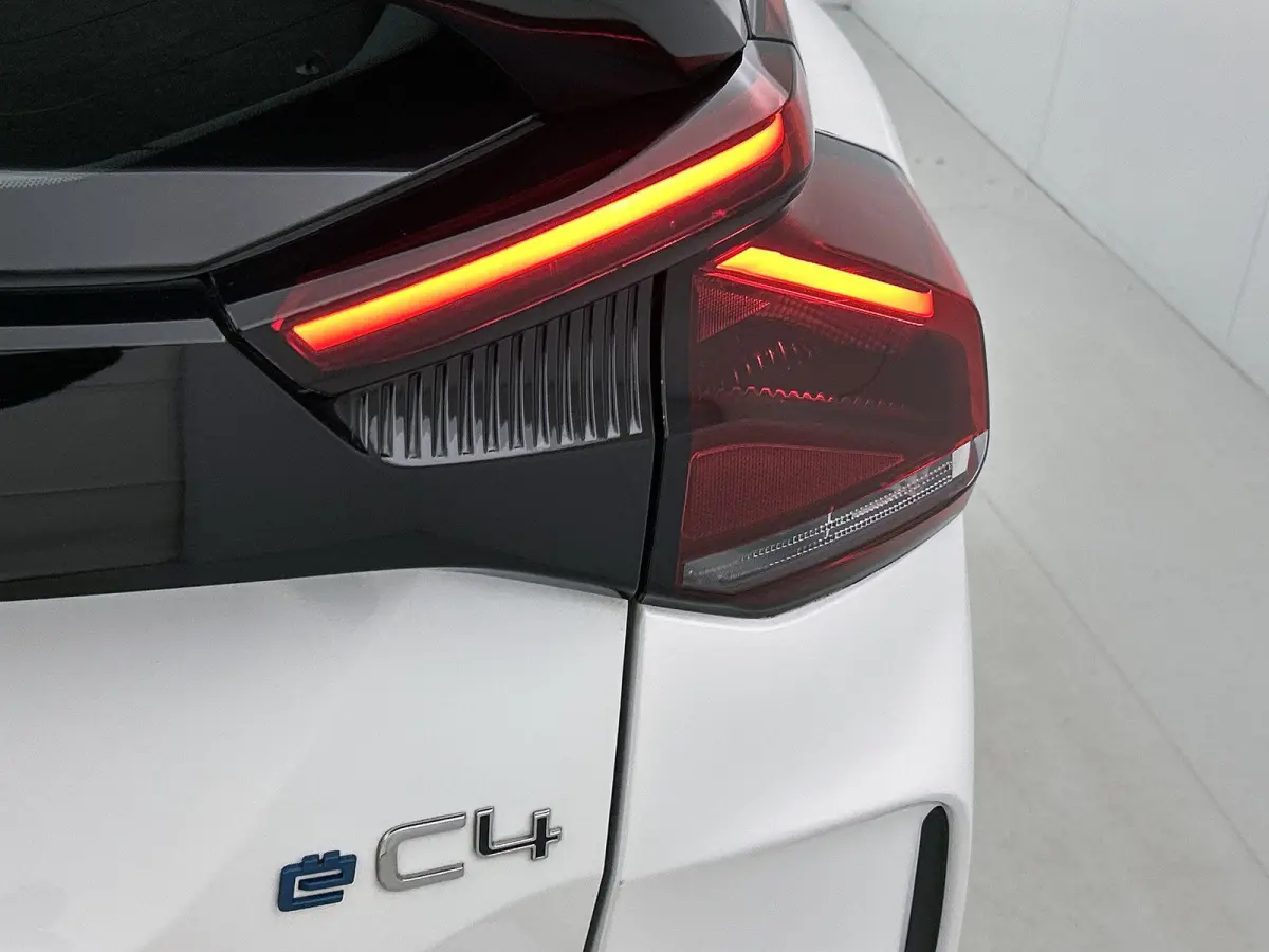 Feel Edition 50 kWh | ACCU 92% | Automaat | Head-up display | Camera | Navigatie | Parkeersensoren | Climate control | Cruise control | Lane assist |