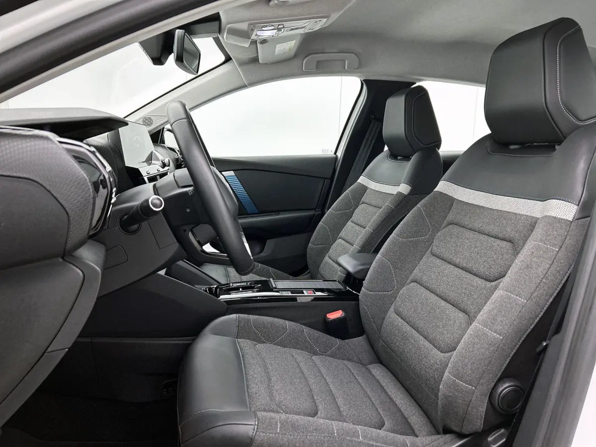 Feel Edition 50 kWh | ACCU 92% | Automaat | Head-up display | Camera | Navigatie | Parkeersensoren | Climate control | Cruise control | Lane assist |