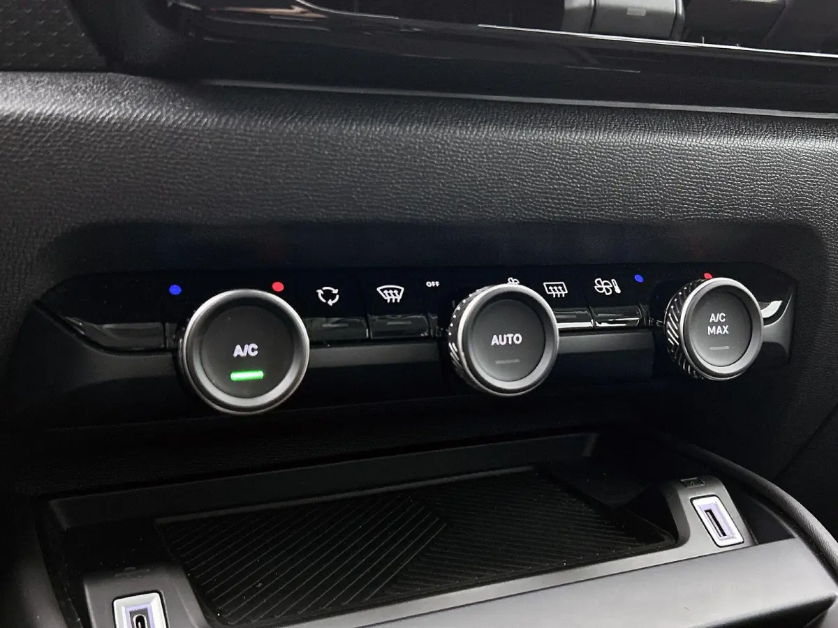 Feel Edition 50 kWh | ACCU 92% | Automaat | Head-up display | Camera | Navigatie | Parkeersensoren | Climate control | Cruise control | Lane assist |
