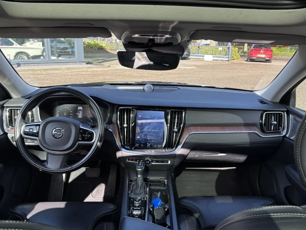 2.0 T5 Inscription VAN: € 26.900- VOOR: € 24.877,- UW HERFSTVOORDEEL: € 2.023,-| VOLVO DEALER ONDERHOUDEN | FULL OPTIONS| BOWERS & WILKINS| ELEK. TREKHAAK| PANO| STOELVENTILATIE| HUD| 