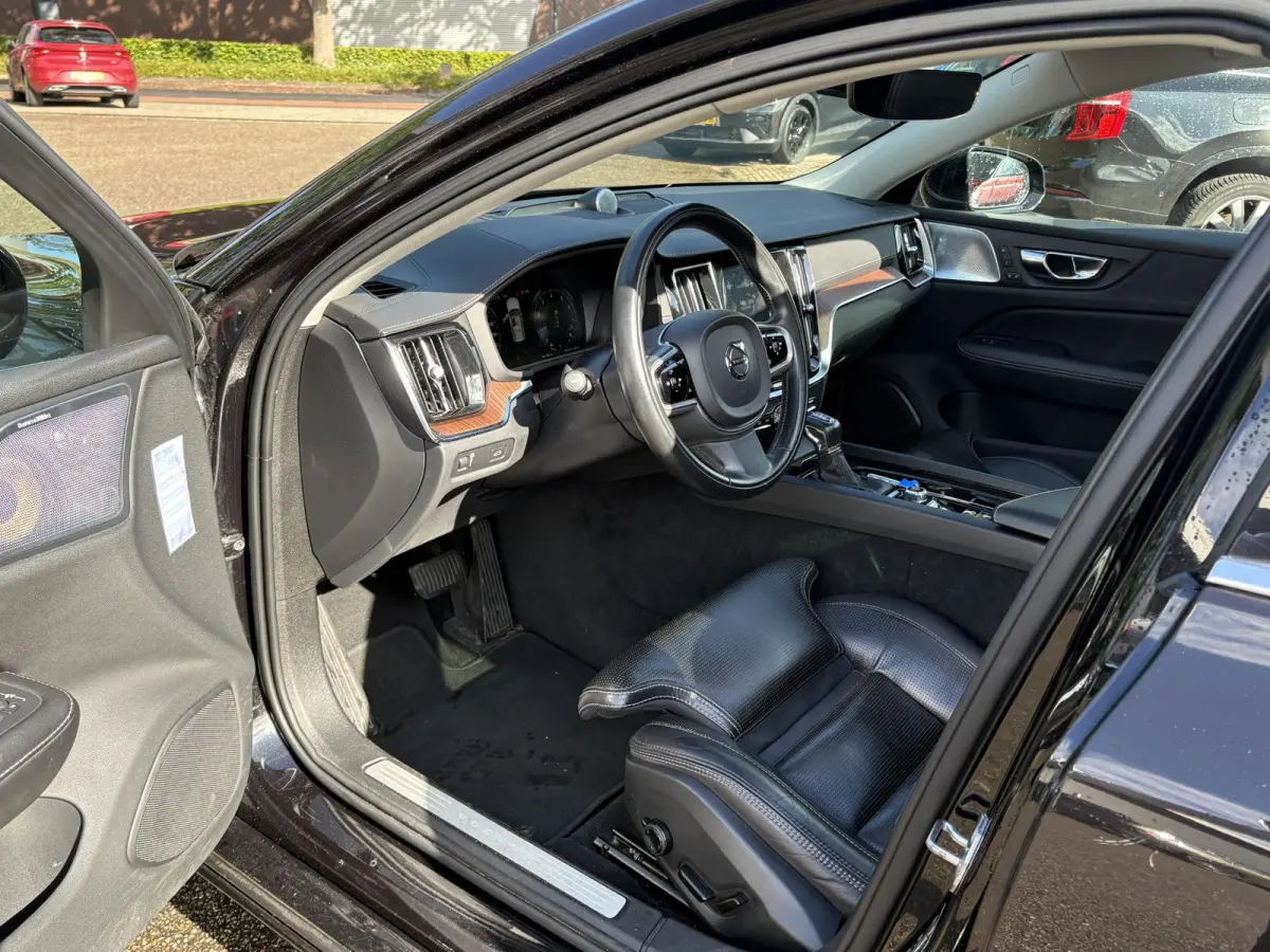 2.0 T5 Inscription VAN: € 26.900- VOOR: € 24.877,- UW HERFSTVOORDEEL: € 2.023,-| VOLVO DEALER ONDERHOUDEN | FULL OPTIONS| BOWERS & WILKINS| ELEK. TREKHAAK| PANO| STOELVENTILATIE| HUD| 