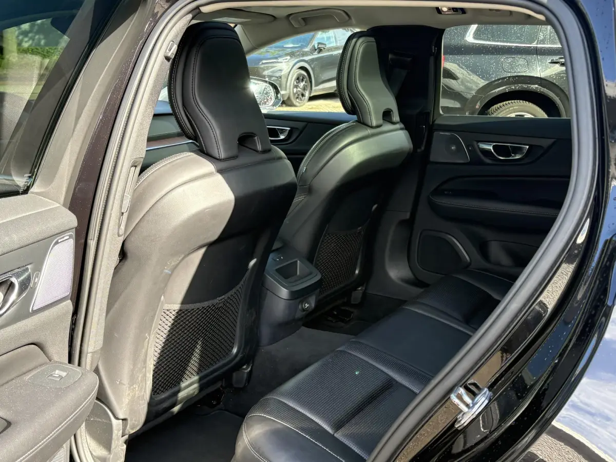 2.0 T5 Inscription VAN: € 26.900- VOOR: € 24.877,- UW HERFSTVOORDEEL: € 2.023,-| VOLVO DEALER ONDERHOUDEN | FULL OPTIONS| BOWERS & WILKINS| ELEK. TREKHAAK| PANO| STOELVENTILATIE| HUD| 