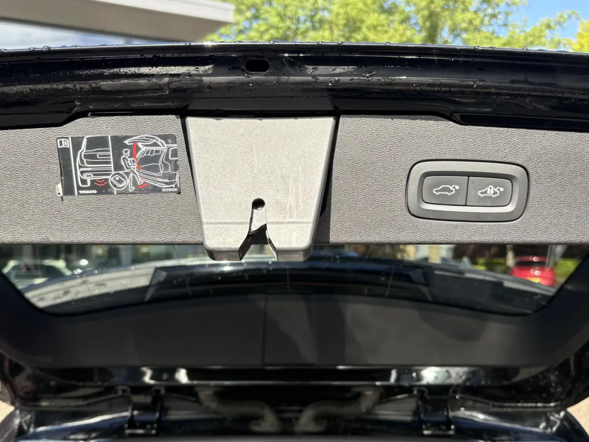 2.0 T5 Inscription VAN: € 26.900- VOOR: € 24.877,- UW HERFSTVOORDEEL: € 2.023,-| VOLVO DEALER ONDERHOUDEN | FULL OPTIONS| BOWERS & WILKINS| ELEK. TREKHAAK| PANO| STOELVENTILATIE| HUD| 