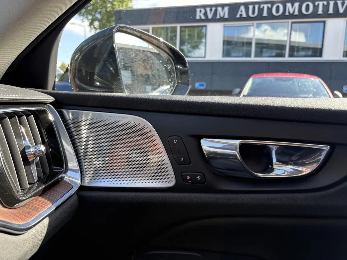 2.0 T5 Inscription VAN: € 26.900- VOOR: € 24.877,- UW HERFSTVOORDEEL: € 2.023,-| VOLVO DEALER ONDERHOUDEN | FULL OPTIONS| BOWERS & WILKINS| ELEK. TREKHAAK| PANO| STOELVENTILATIE| HUD| 