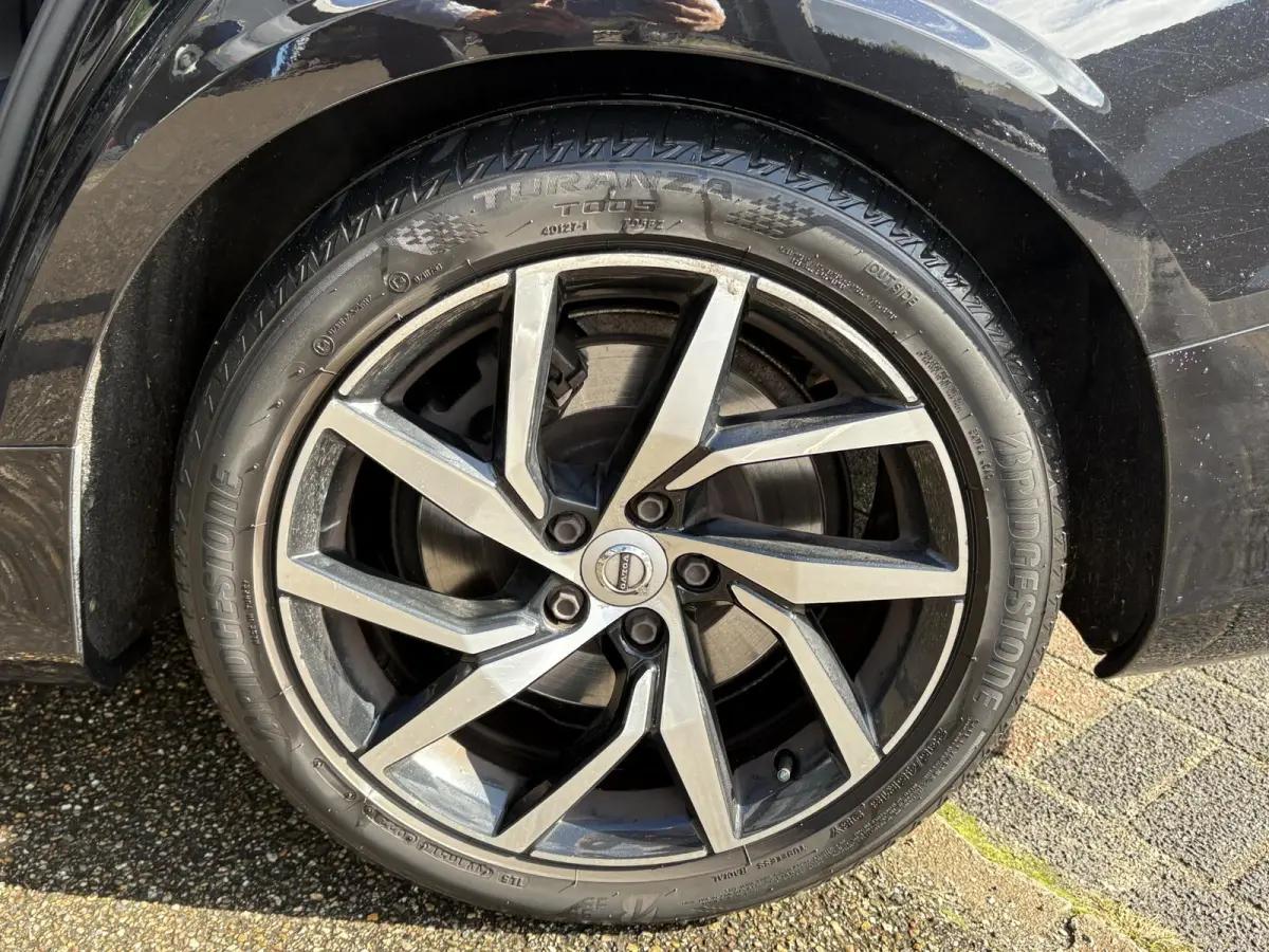 2.0 T5 Inscription VAN: € 26.900- VOOR: € 24.877,- UW HERFSTVOORDEEL: € 2.023,-| VOLVO DEALER ONDERHOUDEN | FULL OPTIONS| BOWERS & WILKINS| ELEK. TREKHAAK| PANO| STOELVENTILATIE| HUD| 