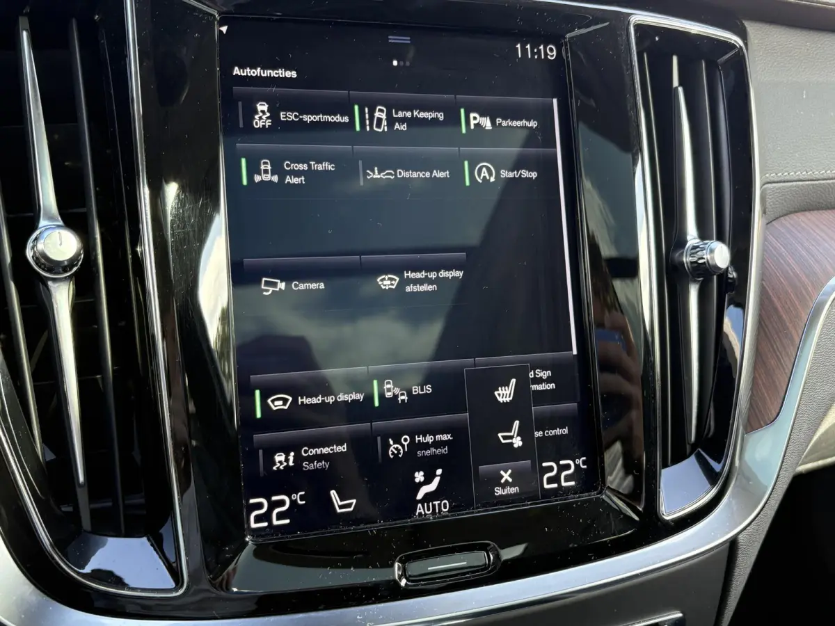2.0 T5 Inscription VAN: € 26.900- VOOR: € 24.877,- UW HERFSTVOORDEEL: € 2.023,-| VOLVO DEALER ONDERHOUDEN | FULL OPTIONS| BOWERS & WILKINS| ELEK. TREKHAAK| PANO| STOELVENTILATIE| HUD| 