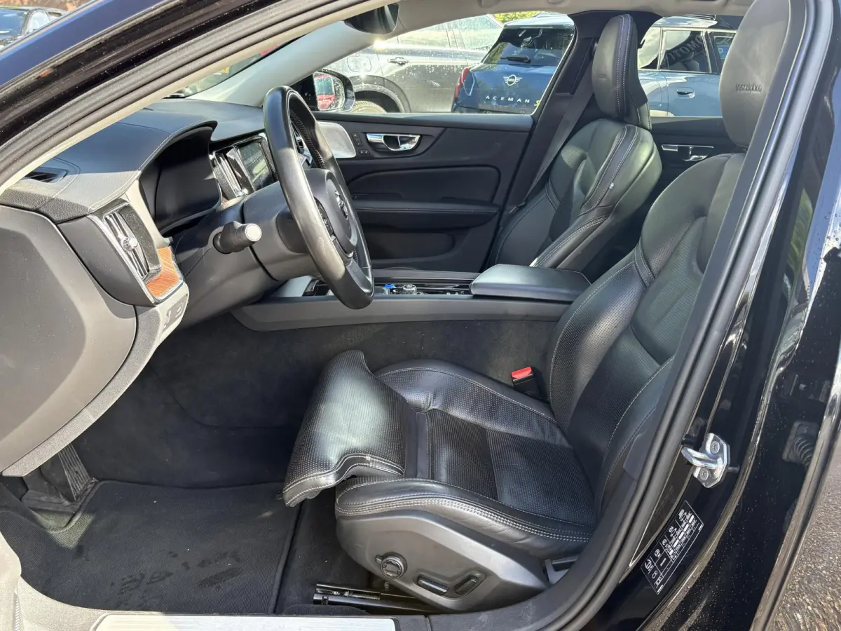 2.0 T5 Inscription VAN: € 26.900- VOOR: € 24.877,- UW HERFSTVOORDEEL: € 2.023,-| VOLVO DEALER ONDERHOUDEN | FULL OPTIONS| BOWERS & WILKINS| ELEK. TREKHAAK| PANO| STOELVENTILATIE| HUD| 