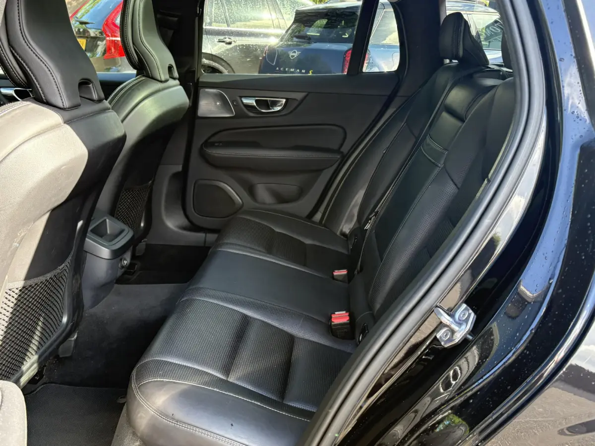2.0 T5 Inscription VAN: € 26.900- VOOR: € 24.877,- UW HERFSTVOORDEEL: € 2.023,-| VOLVO DEALER ONDERHOUDEN | FULL OPTIONS| BOWERS & WILKINS| ELEK. TREKHAAK| PANO| STOELVENTILATIE| HUD| 