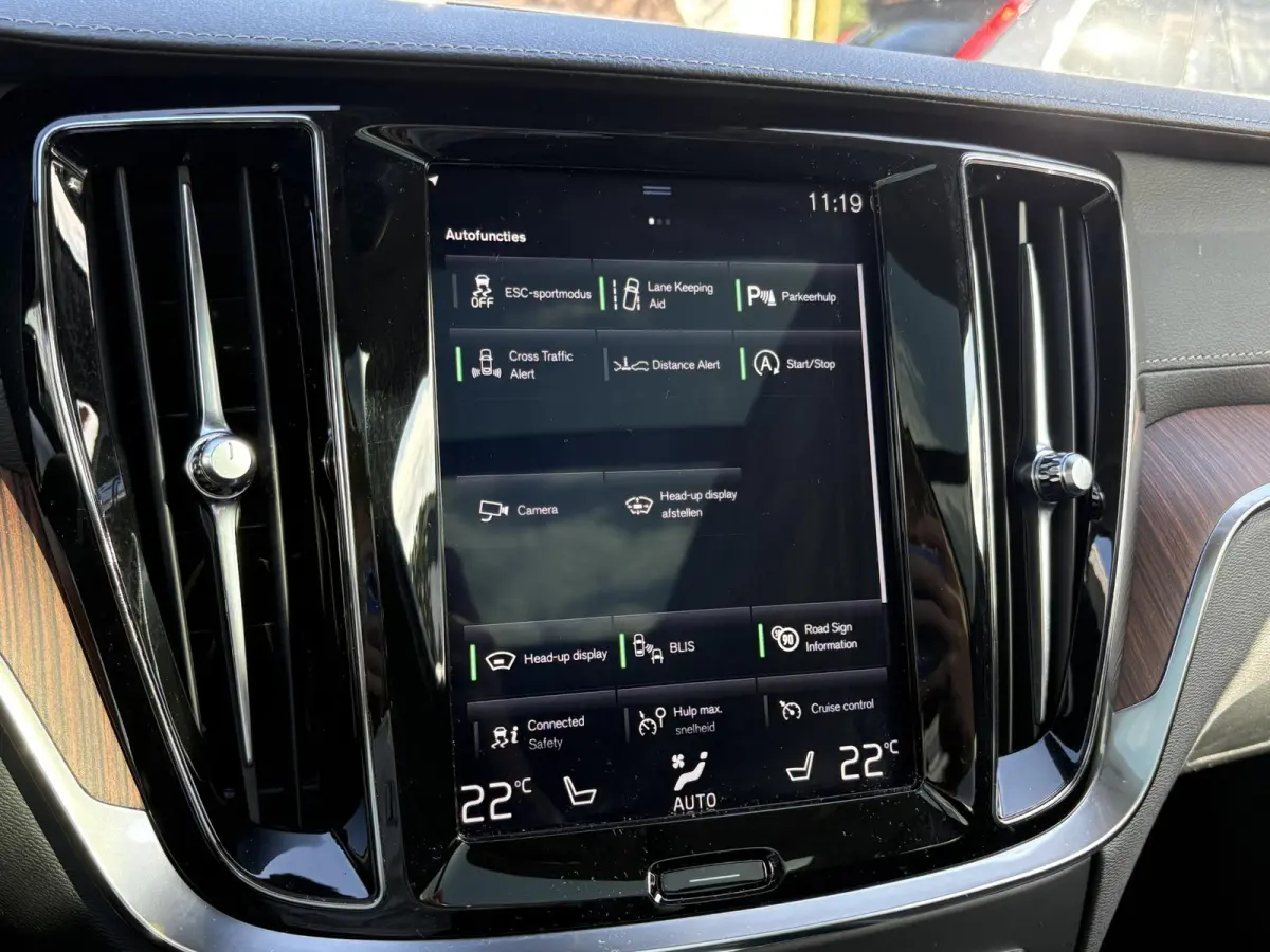 2.0 T5 Inscription VAN: € 26.900- VOOR: € 24.877,- UW HERFSTVOORDEEL: € 2.023,-| VOLVO DEALER ONDERHOUDEN | FULL OPTIONS| BOWERS & WILKINS| ELEK. TREKHAAK| PANO| STOELVENTILATIE| HUD| 