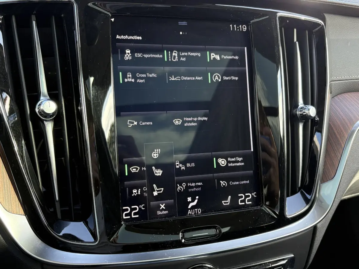 2.0 T5 Inscription VAN: € 26.900- VOOR: € 24.877,- UW HERFSTVOORDEEL: € 2.023,-| VOLVO DEALER ONDERHOUDEN | FULL OPTIONS| BOWERS & WILKINS| ELEK. TREKHAAK| PANO| STOELVENTILATIE| HUD| 