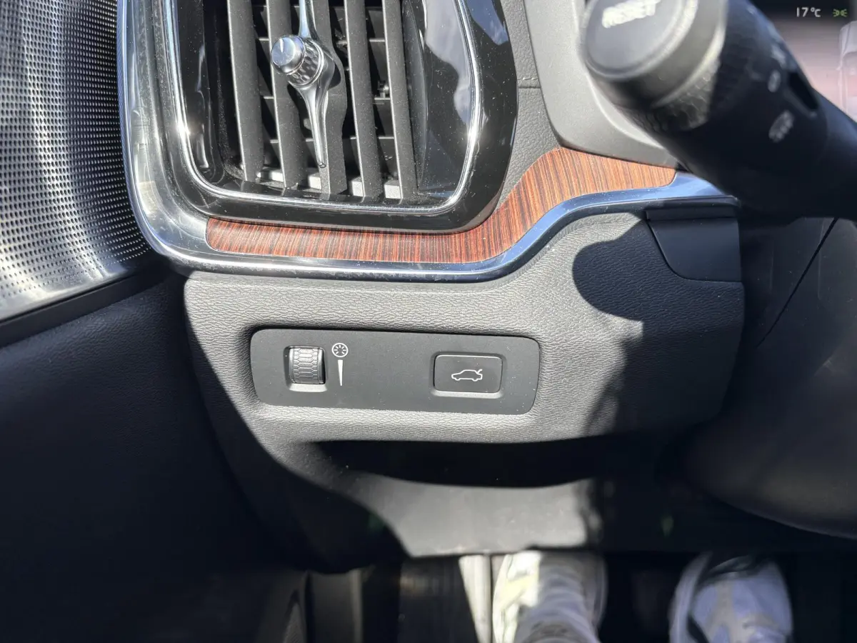 2.0 T5 Inscription VAN: € 26.900- VOOR: € 24.877,- UW HERFSTVOORDEEL: € 2.023,-| VOLVO DEALER ONDERHOUDEN | FULL OPTIONS| BOWERS & WILKINS| ELEK. TREKHAAK| PANO| STOELVENTILATIE| HUD| 