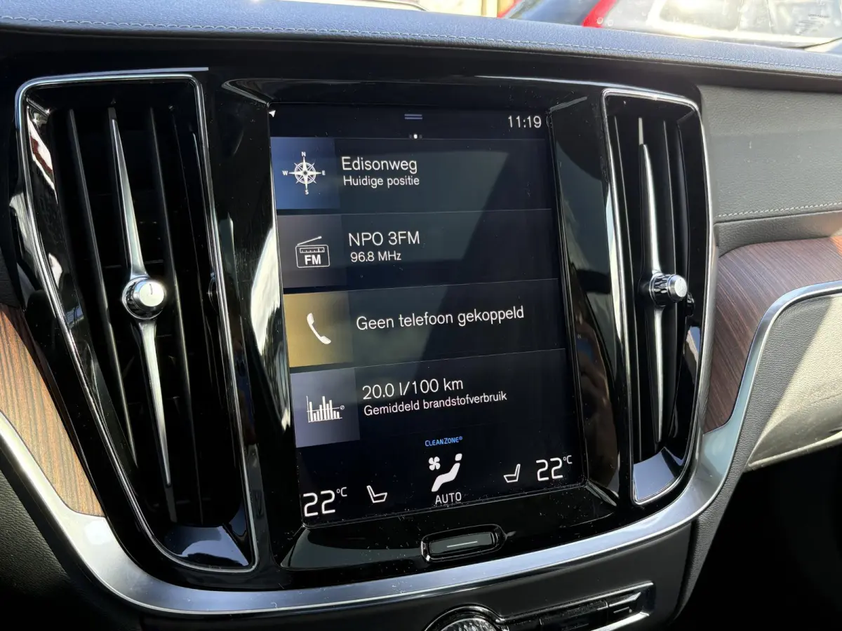 2.0 T5 Inscription VAN: € 26.900- VOOR: € 24.877,- UW HERFSTVOORDEEL: € 2.023,-| VOLVO DEALER ONDERHOUDEN | FULL OPTIONS| BOWERS & WILKINS| ELEK. TREKHAAK| PANO| STOELVENTILATIE| HUD| 