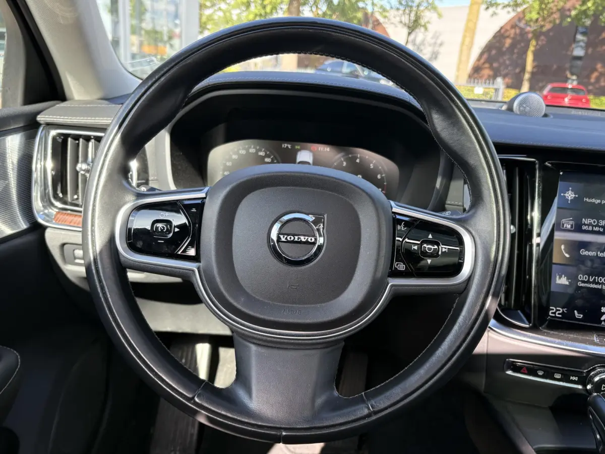 2.0 T5 Inscription VAN: € 26.900- VOOR: € 24.877,- UW HERFSTVOORDEEL: € 2.023,-| VOLVO DEALER ONDERHOUDEN | FULL OPTIONS| BOWERS & WILKINS| ELEK. TREKHAAK| PANO| STOELVENTILATIE| HUD| 