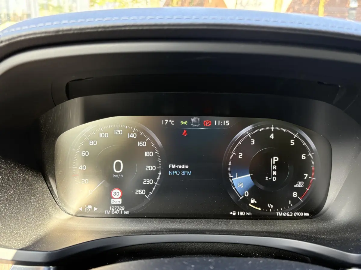 2.0 T5 Inscription VAN: € 26.900- VOOR: € 24.877,- UW HERFSTVOORDEEL: € 2.023,-| VOLVO DEALER ONDERHOUDEN | FULL OPTIONS| BOWERS & WILKINS| ELEK. TREKHAAK| PANO| STOELVENTILATIE| HUD| 