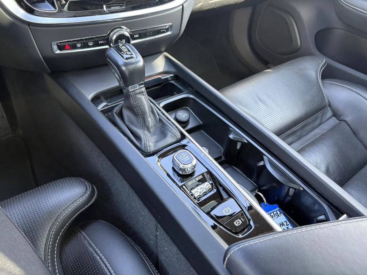 2.0 T5 Inscription VAN: € 26.900- VOOR: € 24.877,- UW HERFSTVOORDEEL: € 2.023,-| VOLVO DEALER ONDERHOUDEN | FULL OPTIONS| BOWERS & WILKINS| ELEK. TREKHAAK| PANO| STOELVENTILATIE| HUD| 