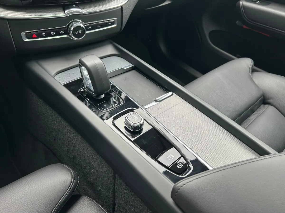 2.0 T6 Long Range AWD Plus Dark | Trekhaak | SOH 97% | Pano | Pilot Assist | BLIS | Stoel & stuurverwarming |