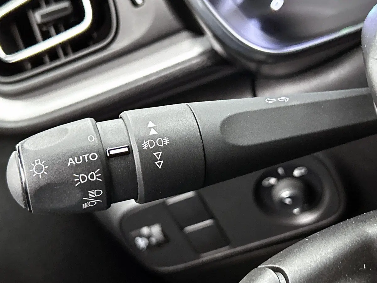 Shine 83pk | Navigatie | Achteruitrijcamera | Climate Control | Cruise Control | Parkeersensoren | Bluetooth | Apple Carplay / Android Auto | Elektrisch inklapbare spiegels | Afwijkende dakk