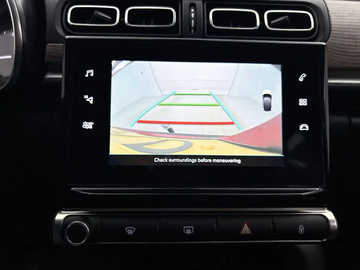 Shine 83pk | Navigatie | Achteruitrijcamera | Climate Control | Cruise Control | Parkeersensoren | Bluetooth | Apple Carplay / Android Auto | Elektrisch inklapbare spiegels | Afwijkende dakk