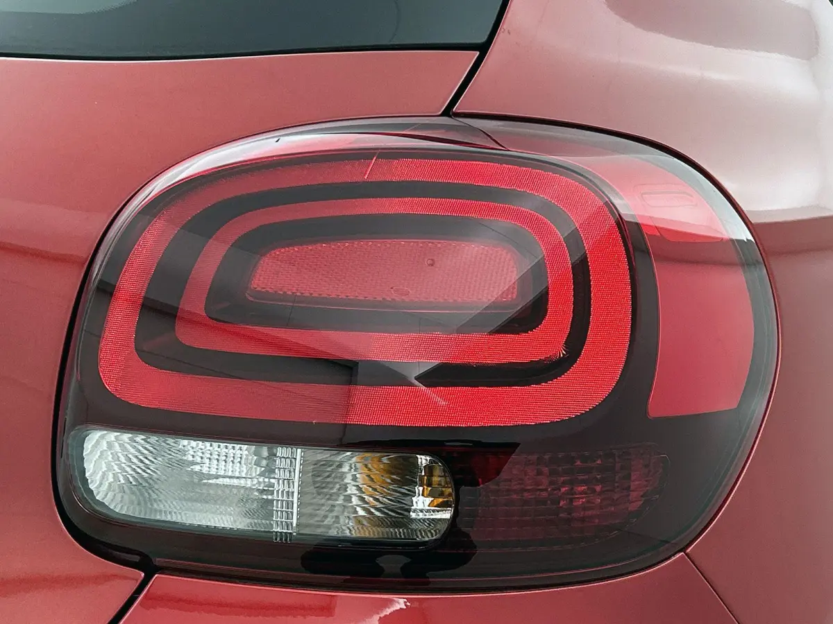 Shine 83pk | Navigatie | Achteruitrijcamera | Climate Control | Cruise Control | Parkeersensoren | Bluetooth | Apple Carplay / Android Auto | Elektrisch inklapbare spiegels | Afwijkende dakk