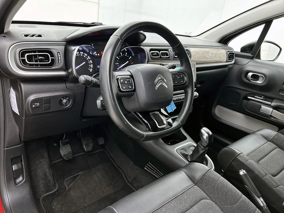 Shine 83pk | Navigatie | Achteruitrijcamera | Climate Control | Cruise Control | Parkeersensoren | Bluetooth | Apple Carplay / Android Auto | Elektrisch inklapbare spiegels | Afwijkende dakk