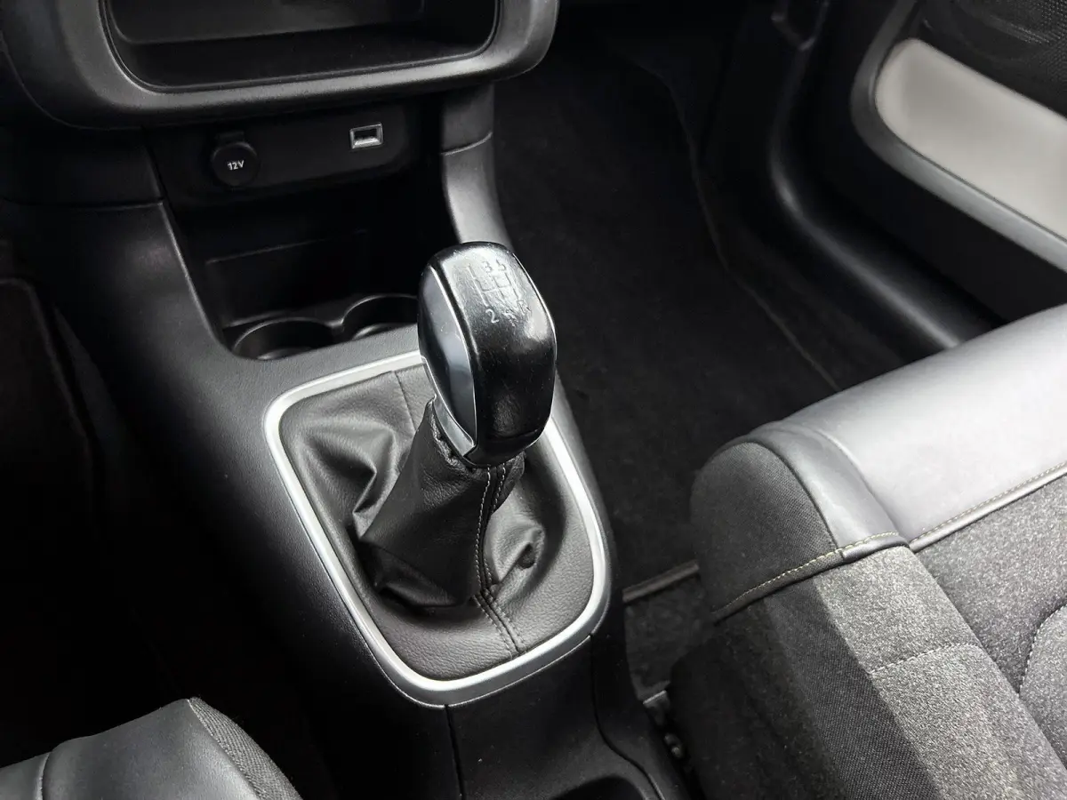 Shine 83pk | Navigatie | Achteruitrijcamera | Climate Control | Cruise Control | Parkeersensoren | Bluetooth | Apple Carplay / Android Auto | Elektrisch inklapbare spiegels | Afwijkende dakk